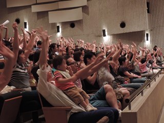 手遊びをする会場の写真