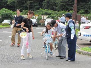 自転車に乗る少女の写真