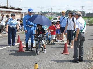 傘さし運転の体験の様子の写真