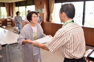 金賞の山納さんに表彰状を手渡す井崎市長の写真