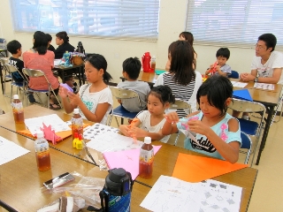 折り紙を折る子どもたちの写真