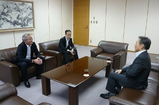 堀切CEOと井崎市長の写真