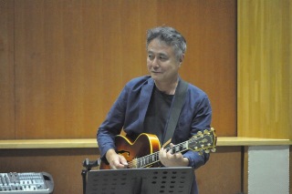 ギターの森朗さんの写真