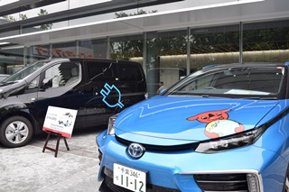 環境にやさしい燃料電池自動車（水素自動車）と電機自動車の写真