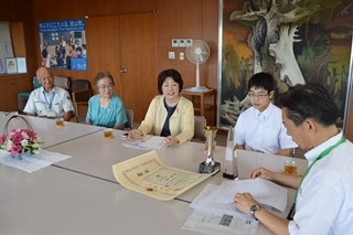 井崎市長と話すお母さんの写真