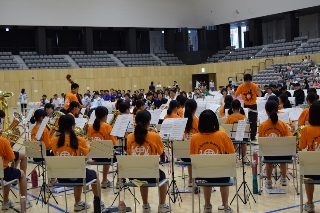 気持ちを高めた東部中学校吹奏楽部の演奏の写真