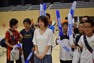 応援に来た東部中の生徒と寺村さんの姉・美樹さんの写真