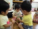 スイカをなでる子どもたちの写真