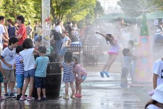 水で楽しむ子どもたち