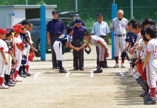 両チーム握手