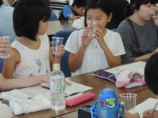 水を飲み比べる女の子の写真