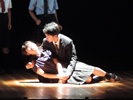 舞台上でヒロインを抱きかかえる男子生徒の写真