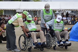 共助による車いす避難の写真