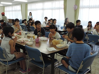 昼食の様子の写真