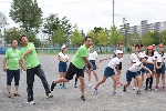 吉村さん、槙原さんと共にボールを投げる生徒たちの写真