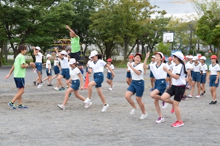 三田さんと共に練習する生徒たちの写真