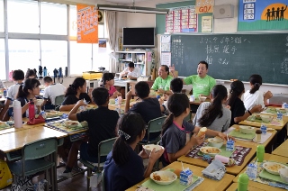 槙原さんと楽しそうに給食を食べる生徒たちの写真