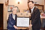 井崎市長から賞状を受け取る長谷川さんの写真