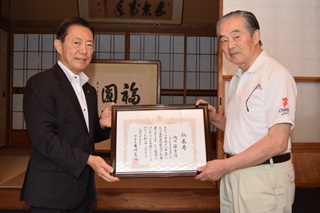 池田さんのご家族に賞状を手渡す井崎市長の写真
