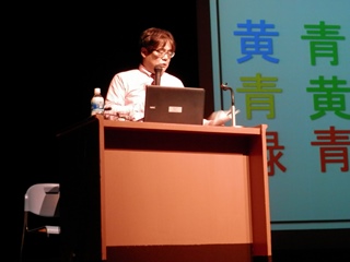 講演をする肥田裕久さんの写真