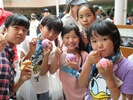 アイスを食べる子どもたちの写真