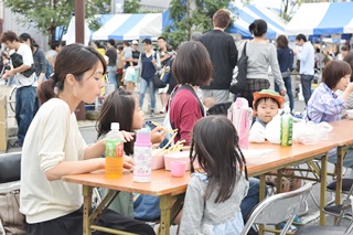 テーブルでご飯を食べる様子の写真