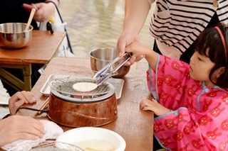 お子さんに大人気だったみりんのせんべい焼き体験の写真