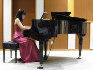 ピアノ演奏中の玉井理絵さんの写真