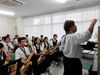 楽器別講習会で講義を聞く生徒の写真