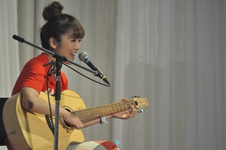 ギターを弾く加賀谷さんを横から写した写真