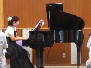 ピアノを演奏する遠藤さんの写真
