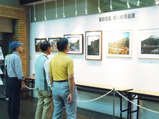 展示作品を鑑賞する来場者の写真