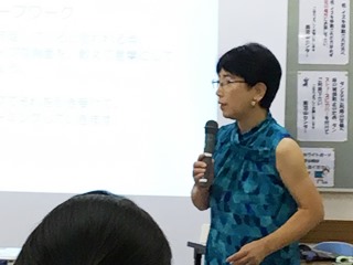 講師の遠藤さんによる講演の様子の写真