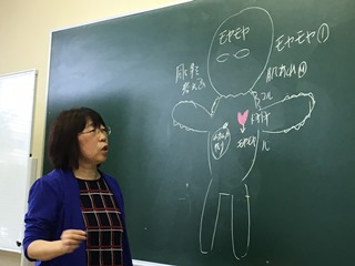 黒板に図を書いて説明する4回目の講師・生田さんの写真