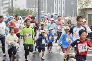 ファンランの部の親子で走るランナーたちの写真