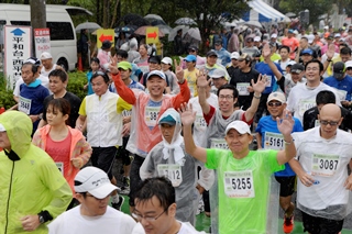 楽しそうに走る10キロの部のランナーの写真