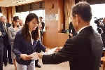 井崎市長から表彰状を受け取る寺村美穂さんの写真