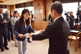 井崎市長から表彰状を受け取る寺村美穂さんの写真