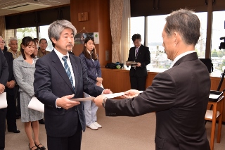 井崎市長から表彰状を受け取る篠山浩文さんの写真