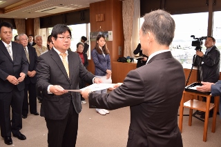 井崎市長から表彰状を受け取る平井賢俊さんの写真