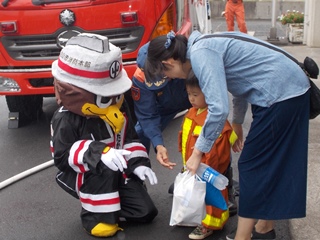 おおたか君と子どもの写真