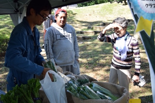 野菜を購入する市民の写真