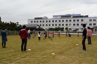 ボール遊びをする参加者の写真