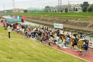 茂木先生の指揮で演奏する鰭ケ崎小音楽部の皆さんの写真