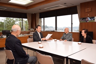 井崎市長と歓談する中桐寛会長の写真