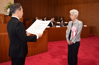 井崎市長から表彰される管原佳子さん（自治功労）