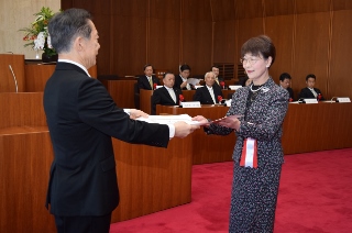 井崎市長から表彰状を手渡される伊藤和子さん（保健福祉功労）