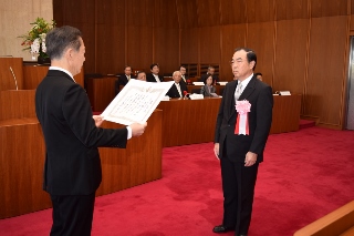 井崎市長から表彰される高櫻芳郎さん（保健福祉功労）