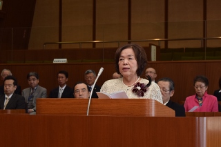 受賞者を代表して謝辞を述べる高橋ミツ子さん（自治功労）