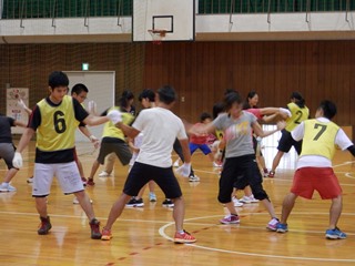 フットワークのトレーニングをする参加者の写真
